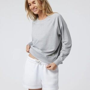 Vuori Long-Sleeve Halo Crew (S) 
Women's DreamKnit™ Pullover - pale grey